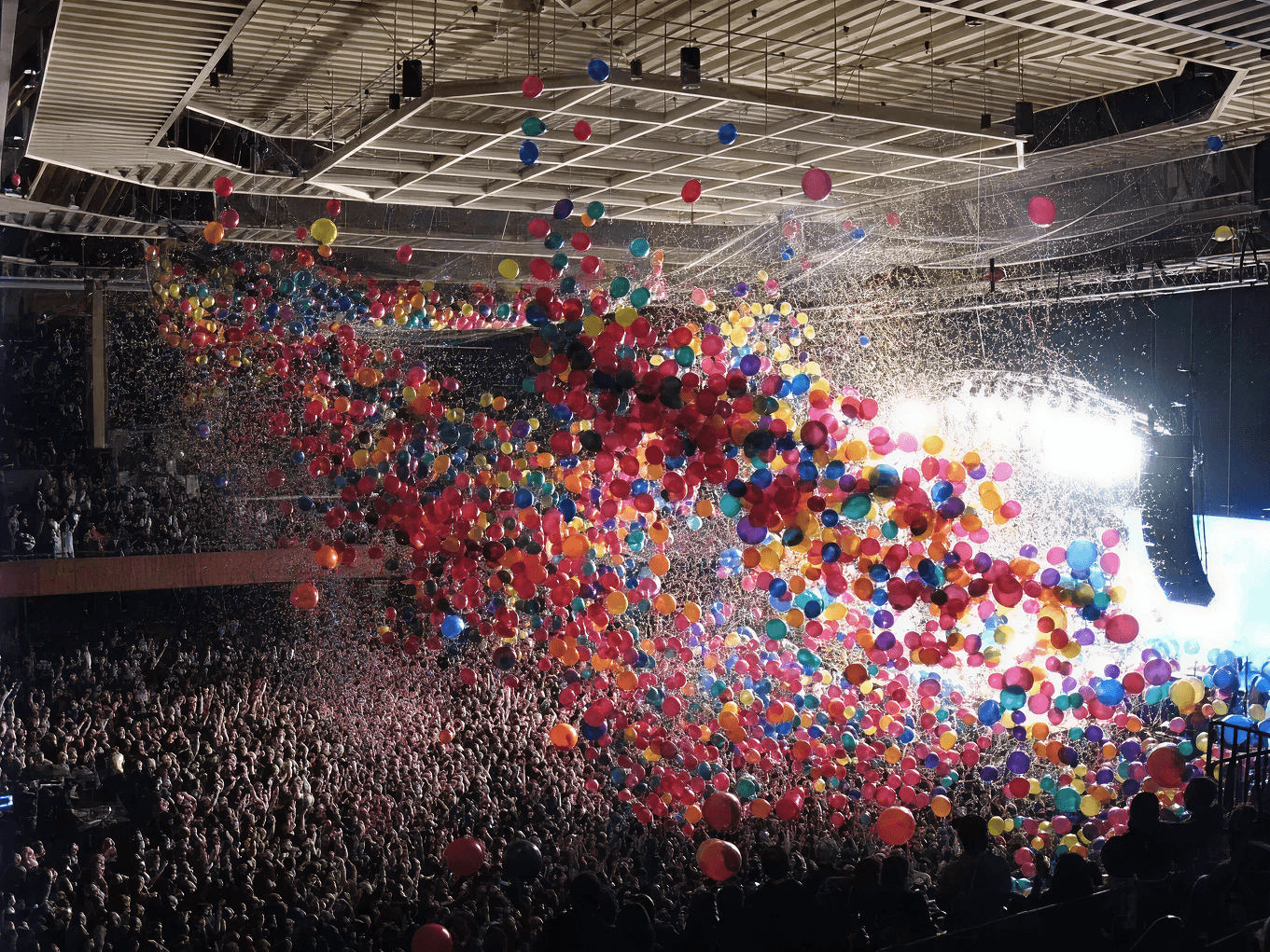 Сброс шаров на концерте